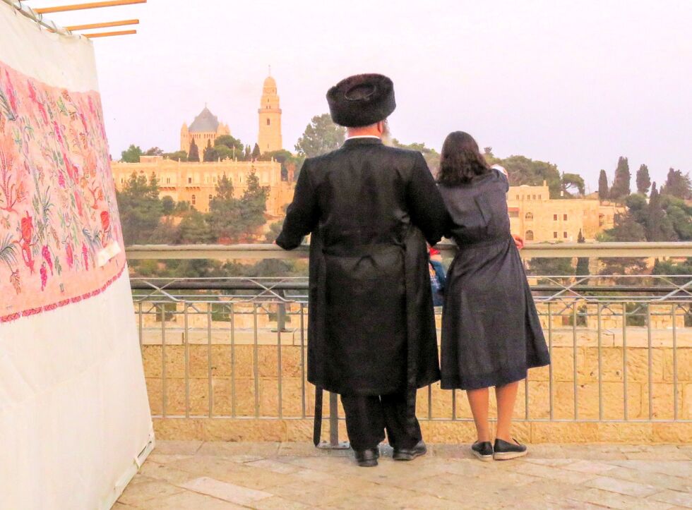 Tilskodarar: Eit jødisk ortodoks par står og ser på Jerusalem-marsjen. Langs ruta er det mange lokale som helsar dei utanlandske kristen-sionistane velkomen til byen.
 Foto: Edgar Asher
