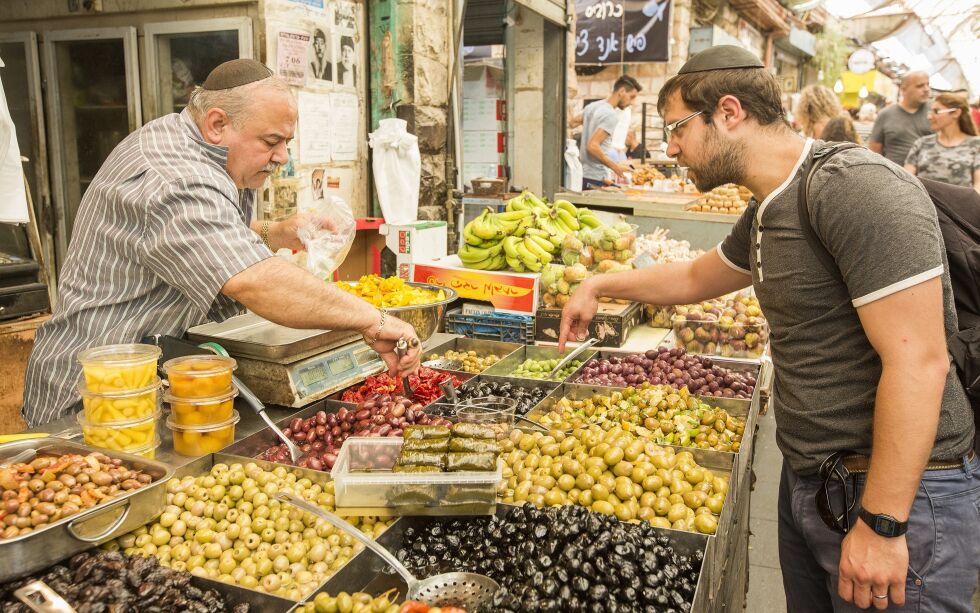 Prisen på husholdningsprodukter i Israel har gått kraftig opp. Statsminister Naftali Bennett lover reduksjoner i tollsatser for blant annet olivenolje, mel, egg, kjøtt og fisk. Illustrasjonsbilde.
 Foto: Andrew McIntire/TPS