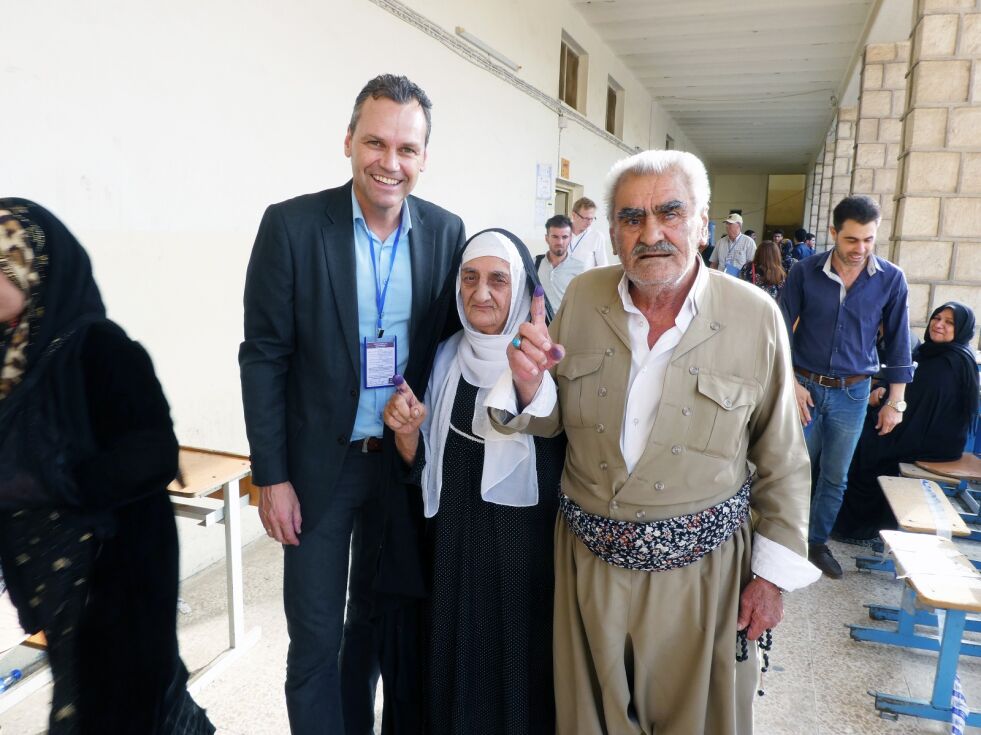 VALG: Per Ove Berg sammen med stolte velgere under Kurdistans uavhengighetsvalg. Foto: Privat