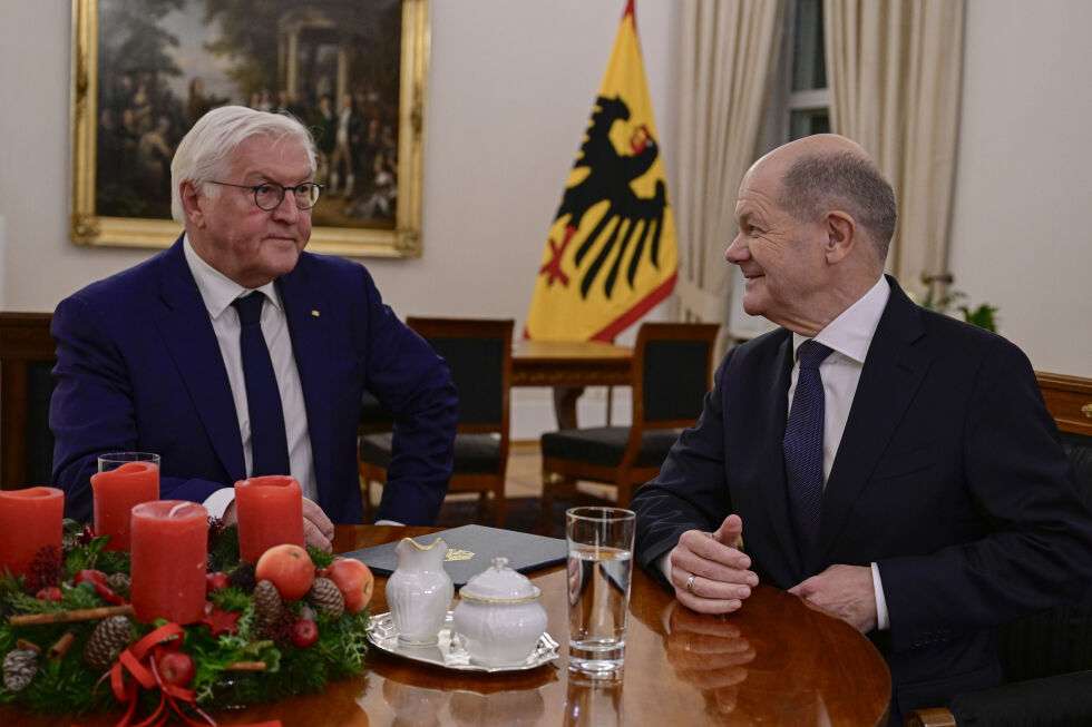 Statsminister Olaf Scholz (t.h.) møtte president Frank-Walter Steinmeier for formelt å be om at nasjonalforsamlingen oppløses etter avstemmingen.
 Foto: John MacDougall / AP / NTB