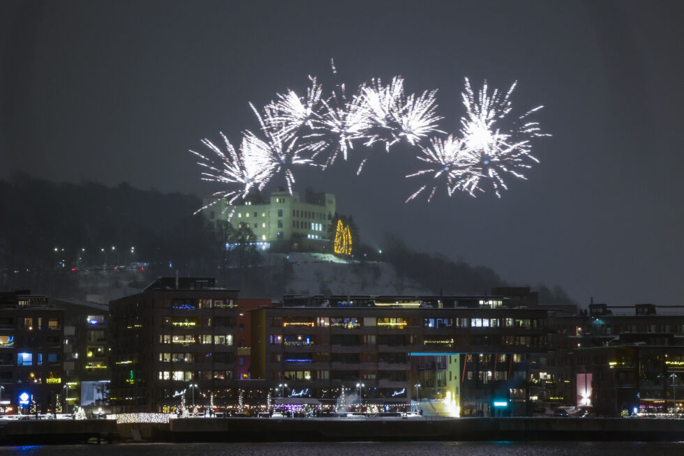Kontrollere fyrverkeriet for skader før oppskyting. Det skal ikke antennes om det har skader.
 Foto: Alf Simensen / NTB