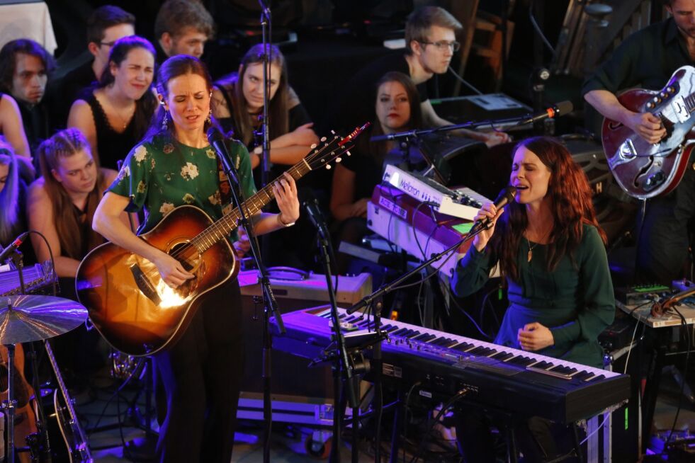 PÅSKESTEMNING: Musikkduoen Garness hadde med fullt band og rundt 20 sangere fra Bibelskolen i Grimstad. Konserten heter «Gåten om korset» og handler om Jesu siste uke, samt mennesker som lider for sin tro i dag.
 Foto: Dag Buhagen