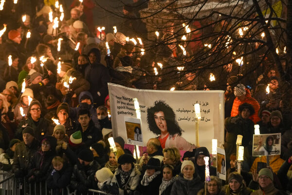 Nobelprisvinner Mohammadi ber iranere protestere mot «krigen mot kvinner»