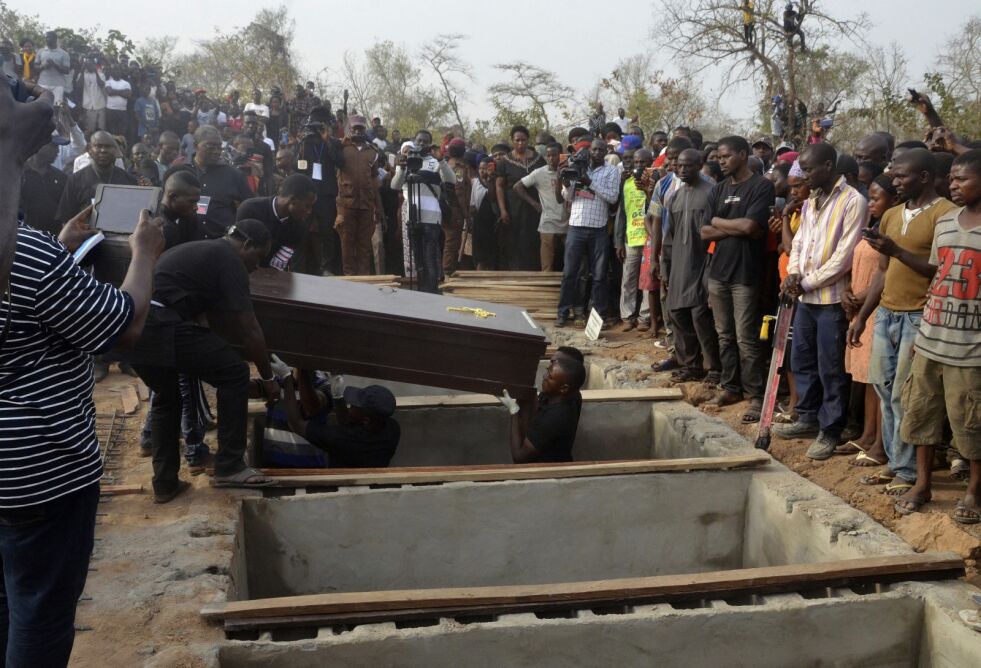 MASSEDRAP: Her gravlegges ofre for et av fulani-gjeternes angrep mot kristne nigerianere i januar i år. Foto: AP / NTB Scanpix