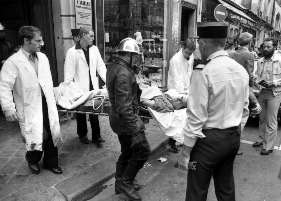 TERRORANGREP: Bildet viser en av de sårede som bæres bort på båre etter terrorangrepet mot den jødiske Goldenberg-restauranten i Paris i 1982. En av de ansvarlige for angrepet bor i Norge, mener fransk politi, som har begjært utlevering.
 Foto: AP / NTB Scanpix