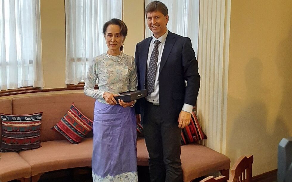 Daglig leder i AsiaLink, Øystein Åsen, ga Aung San Suu Kyi en bibel da han møtte henne i 2019.
 Foto: Privat