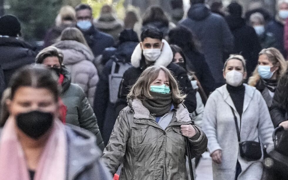 Folk i handlegaten i tyske Gelsenkirchen overholder anbefalingen om munnbind. Nå varsler WHO at man trolig kan se enden på pandemien.
 Foto: AP Photo/Martin Meissner / NTB
