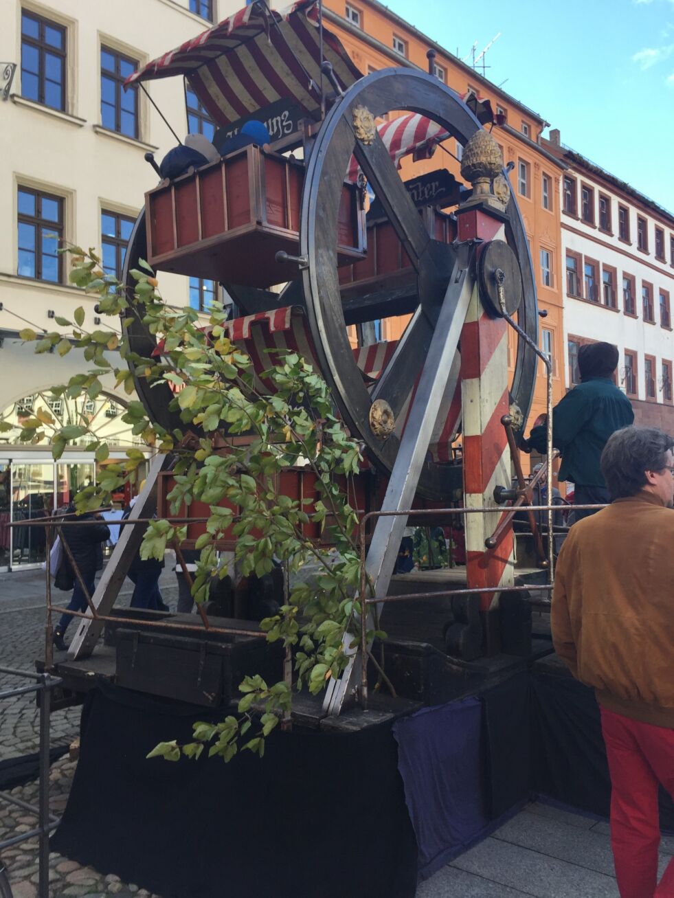 Festiviteter: Hele Wittenberg er feststemt, med diverse program denne uke. Dette manuelle minipariserhjulet ruller gjennom gatene.
 Foto: Anita Apelthun Sæle