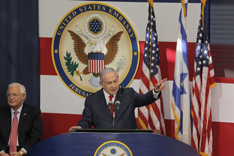 Israels statsminister Benjamin Netanyahu under mandagens åpning av USAs ambassade i Jerusalem. Til venstre sitter USAs ambassadør til Israel, David Friedman. Foto: AP / NTB scanpix
