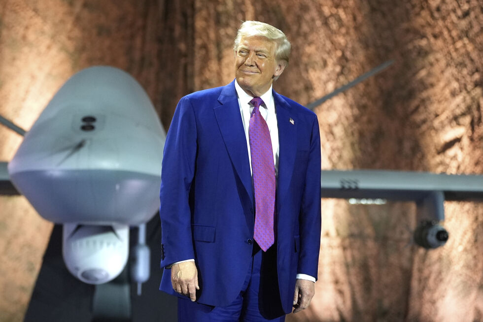President Donald Trump foran en MQ-9 Reaper-drone før han henvender seg til militært personell ved Al Udeid Air Base, torsdag 15. mai 2025, i Doha, Qatar.
 Foto: AP Photo/Alex Brandon/NTB