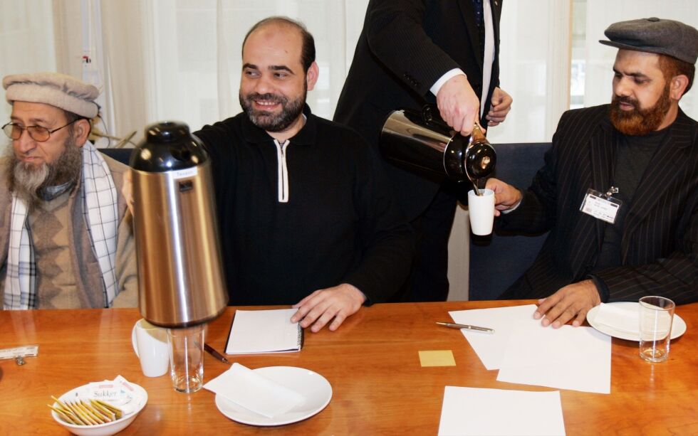 Imam Noor Ahmad Noor (til høyre) har fått sparken fra Minhaj ul-Quran Norge. Her er han sammen med imamene Mahboob Rahman (t.v.) og imam Mohammed Hamdan (midten).
 Foto: Lise Åserud/NTB
