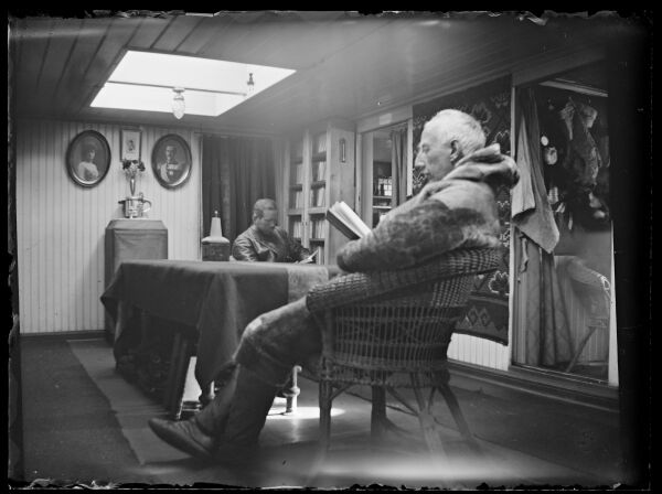 Roald Amundsen i «Mauds» salong, fotografert i Russland ca 1918-1920.
 Foto: Nasjonalbiblioteket/Offentlig eiendom