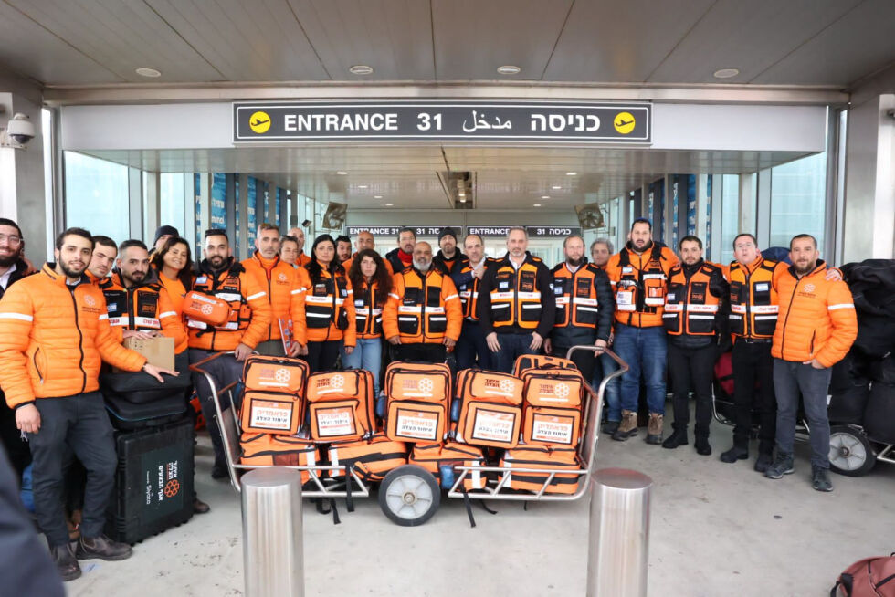 En delegasjon fra Israel med frivillige leger, ambulansepersonell og eksperter på søk har dratt til Tyrkia for å bidra etter jordskjelvkatastrofen.
 Foto: United Hatzalah of Israel
