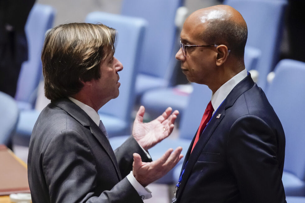 Robert Wood, USAs viseambassadør (til høyre) her i samtale med Nicolas de Riviere, Frankrikes faste representant ved FN.
 Foto: NTB/AP/Eduardo Munoz Alvarez