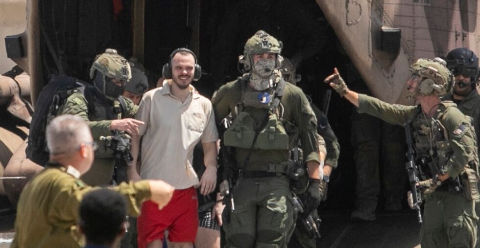 BEFRIDD: Her ankommer Andrey Kozlov (27), en av fire gisler som ble kidnappet i et Hamas-ledet angrep 7. oktober 2023, med helikopter til Sheba Medical Center i Ramat Gan, Israel, lørdag 8. juni.
 Foto: NTB/AP