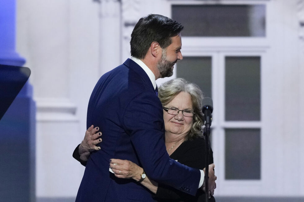 NY KANDIDAT: Senator JD Vance klemte sin mor Beverly Vance under den republikanske nasjonale konvensjonen, onsdag 17. juli i Milwaukee.
 Foto: NTB/AP Photo/J. Scott Applewhite