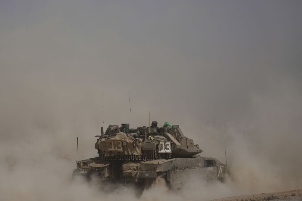 Israelske soldater flytter stridsvogner rundt oppstillingsområdet nær grensen til Gazastripen, i det sørlige Israel, søndag 18. mai 2025.
 Foto: AP Photo/Ariel Schalit/NTB