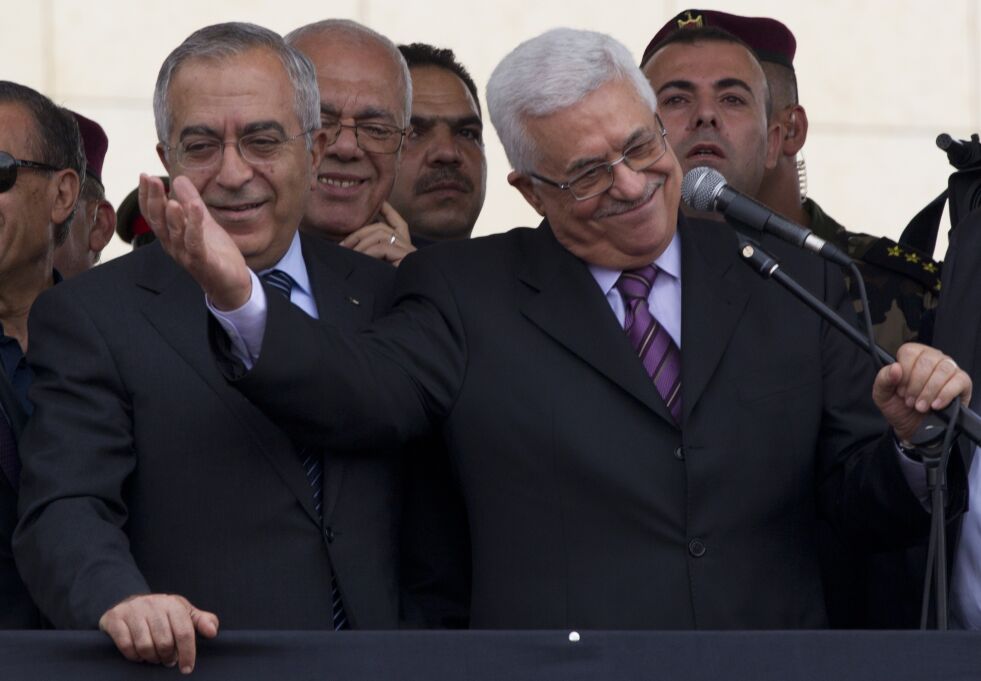 Samling: President Mahmoud Abbas (t.h) og tidligere "statsminister" Salam Fayyad vil danne en ny palestina-arabisk samlingsregjering.
 Foto: NTB/Scanpix