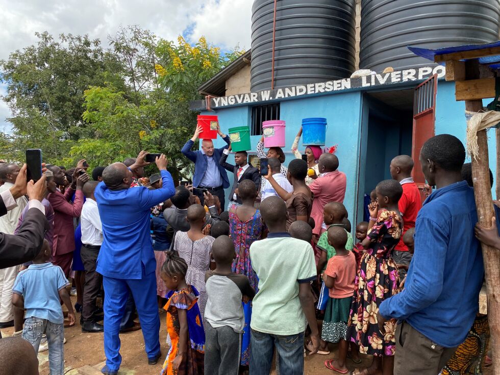 Åpning av en brønn i Mwanza hvor 10.000 mennesker fikk tilgang på rent vann.
 Foto: Trosgnisten Misjon