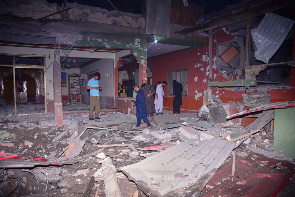 Lokalbefolkning og journalister gikk gjennom en bygning som ble ødelagt i det som antas å ha vært et indisk rakettangrep nær Muzaffarabad, hovedstaden i den pakistanskkontrollerte delen av Kashmir, natt til onsdag.
 Foto: M.D. Mughal / AP / NTB