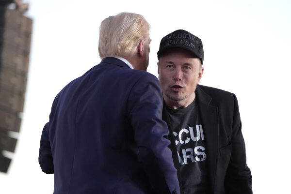 Musk gir 800 millioner til Trump