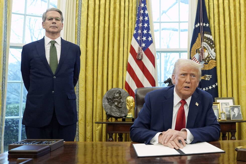 President Donald Trump her klar for å signere en eksekutiv ordre i Det ovale kontor i Det hvite hus, til venstre finansminister Scott Bessent.
 Foto: NTB/AP/Evan Vucci