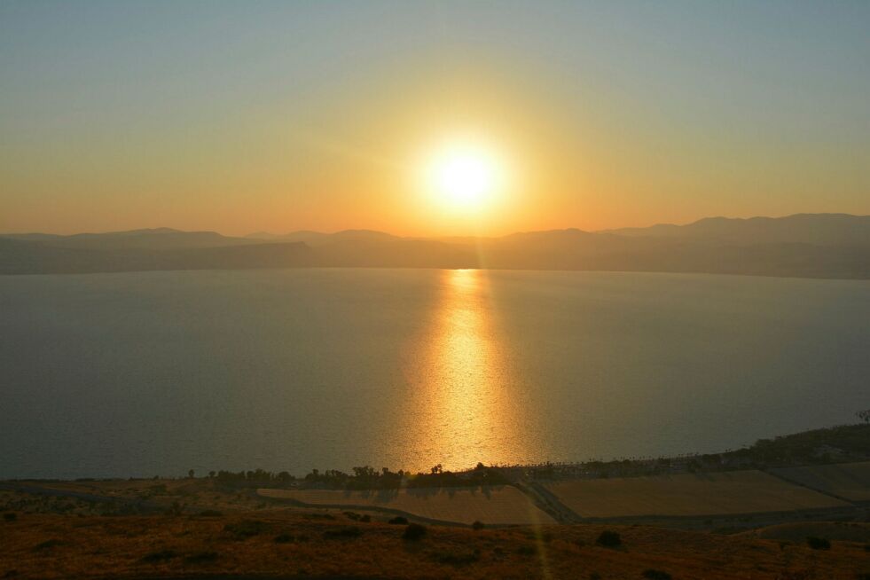 Solnedgang over Gennesaret-sjøen i Israel.
 Foto: Arye Green/TPS