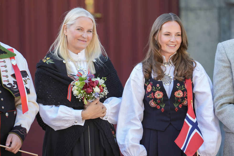 Prinsesse Ingrid Alexandra stilte i sin nye Bardu- og Målselvbunad. Her sammen med kronprinsesse Mette-Marit på trappen utenfor Skaugum.
 Foto: Lise Åserud / NTB