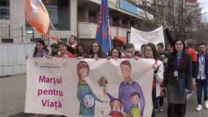 Flere tusen i protestmarsj mot abort i Romania