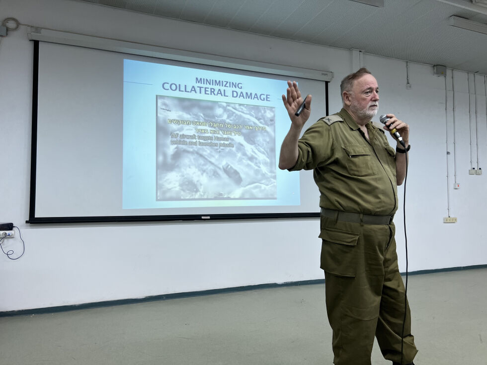 General Bentzi Gruber snakket om hvordan IDF fungerer. Han fortalte også om sin bakgrunn som sønn av Holocaust-overlevende mor.
 Foto: Trine Overå Hansen