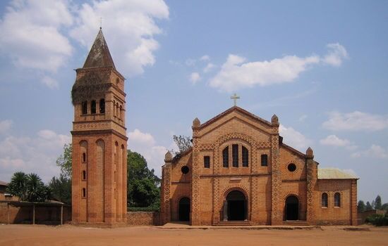 STØRRE KRAV: Myndighetene i Rwanda ønsker å stille flere krav for å kunne starte og drive kirker og moskeer i landet. Her er sognekirken i Rwamagana. FOTO: Wikimedia/SteveRwanda