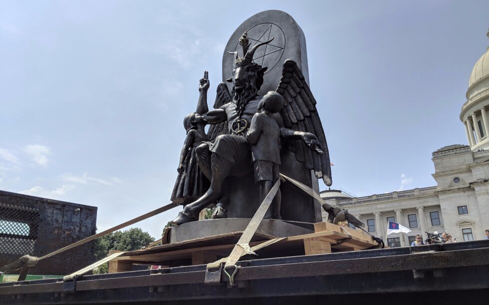 Det sataniske tempel avduker sin statue av «Baphomet», en bevinget geit, på en demonstrasjon for det første tillegget i grunnloven. Organisasjonen ønsker å installere statuen på offentlig område som en symbol for religionsfrihet etter at et monument over de bibelske ti bud ble installert i 2017. Illustrasjonsbilde.
Foto: Hannah Grabenstein/AP/NTB