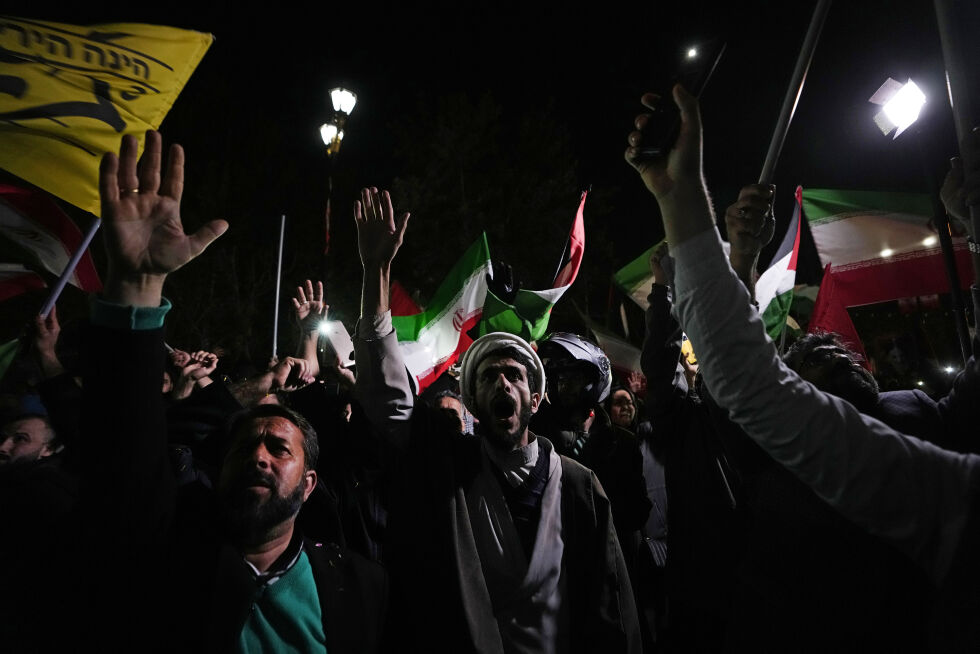 IRAN: En folkeansamling ropte anti-israelske slagord utenfor Storbritannias ambassade i Tehran tidlig søndag morgen etter at Iran hadde angrepet Israel.
 Foto: NTB/AP/Vahid Salemi