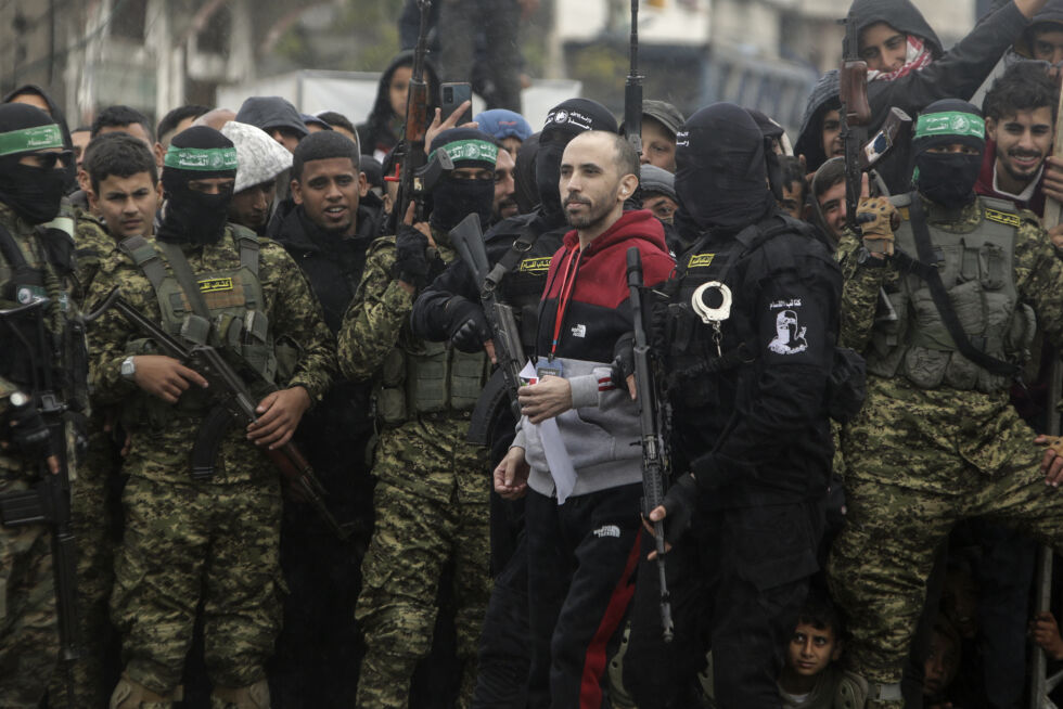Gisselet Tal Shoham omgitt av Hamas-terrorister.
 Foto: NTB/AP/Jehad Alshrafi