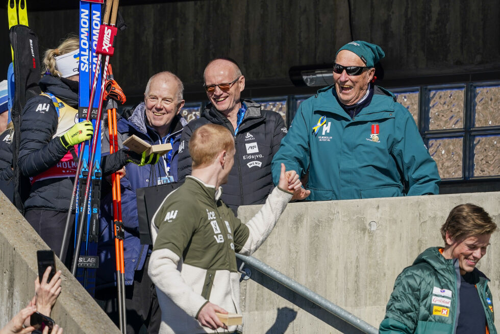 I helgen var kong Harald hjertelig tilstede under verdenscupen i skiskyting i Holmenkollen.
 Foto: Terje Bendiksby / NTB