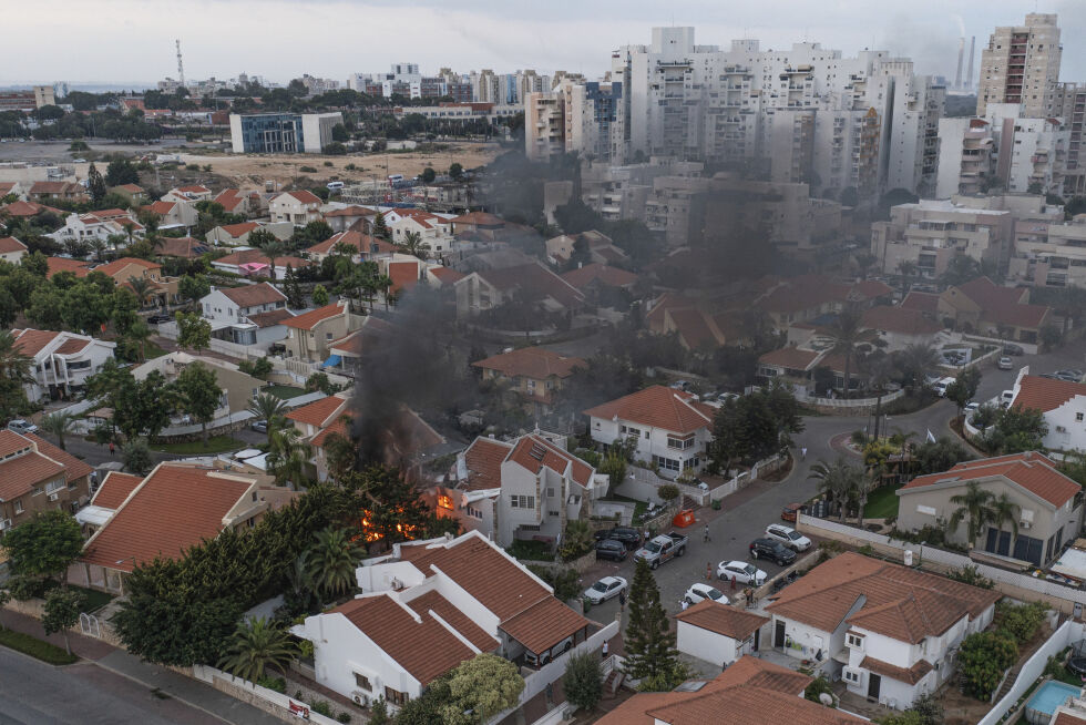 Foto fra et hjem i Ashkelon rammet av en Hamas-rakett lørdag 7. oktober 2023.
 Foto: AP Photo/Tsafrir Abayov, File/NTB.