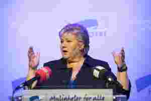 Solberg vil lokke Venstre inn i regjering