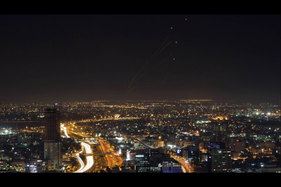 Iron Dome-antimissilsystem skyter avskjæringsraketter mot raketter blir skutt ut fra Gaza mot Israel.
 Foto: Dan Balilty/NTB Scanpix