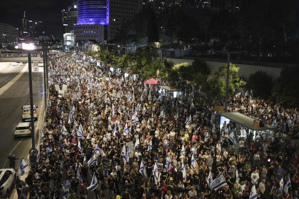 Demonstranter sperrer veier i Israel