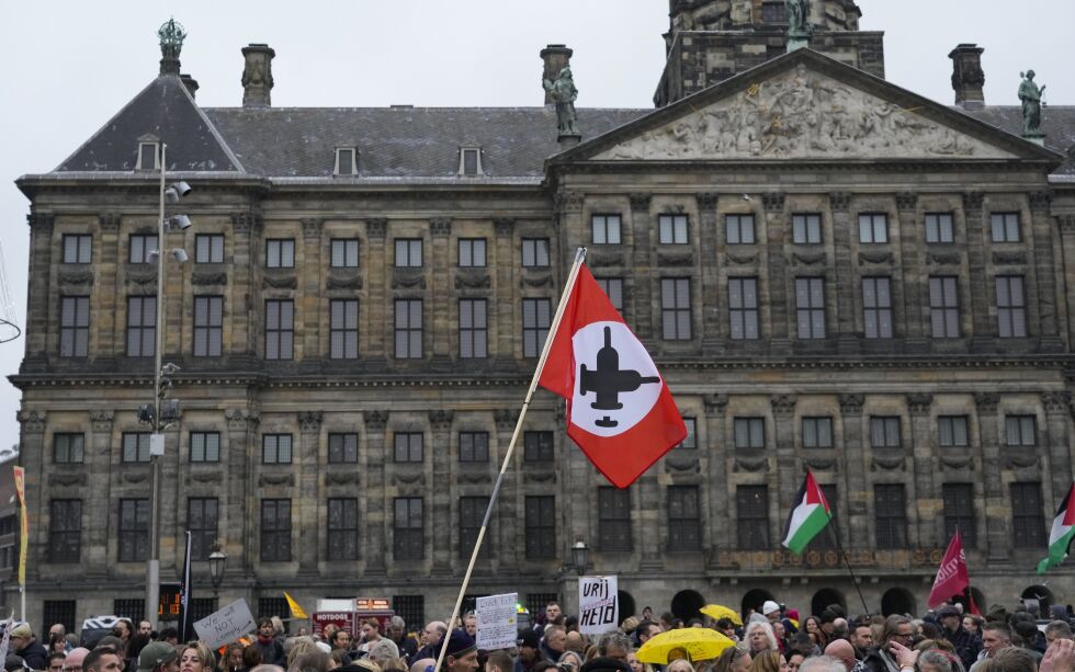 Demonstranter på Damplassen i Amsterdam.
 Foto: Peter Dejong / AP / NTB