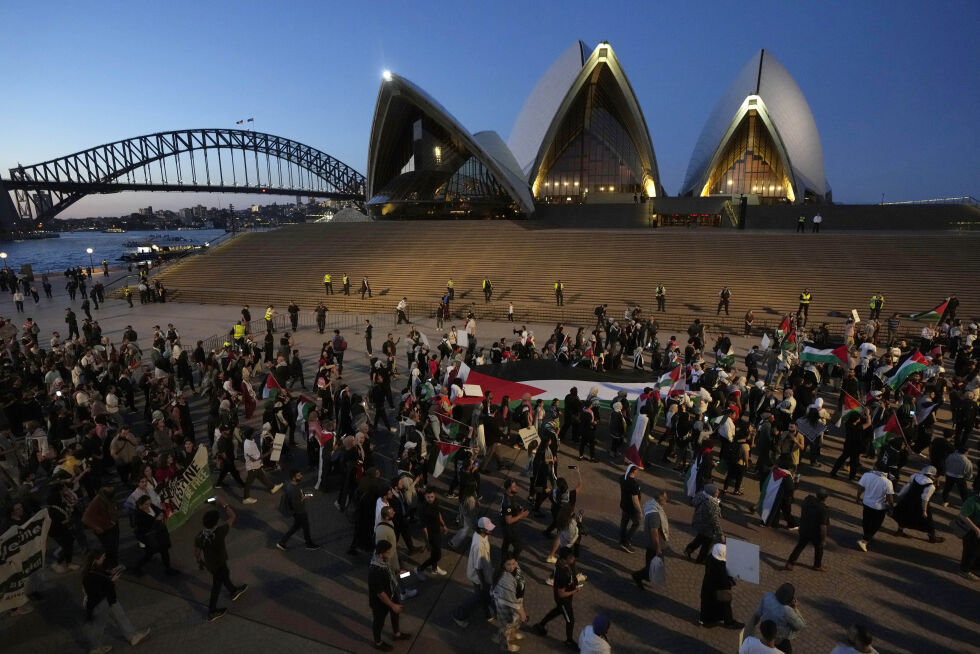 Pro-palestinske demonstranter i utenfor operahuset i Sydney mandag 9. oktober. Politiet oppfordret jøder å holde seg unna. Illustrasjonsbilde.
 Foto: Rick Rycroft/Ap/NTB