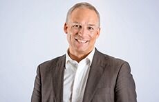 Ber finans- ministeren stoppe momstrussel