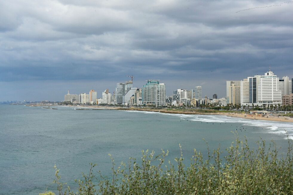 INNFLYTELSESRIK: Tel Aviv er blant byene i verden som øver sterkest økonomisk innflytelse, ifølge ny kåring. Bildet viser strandlinjen i byen, sett fra gamlebyen i Jaffa. Foto: TPS