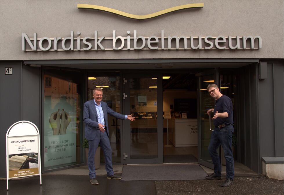 Daglig leder i Nordisk bibelmuseum Rune Arnhoff (t.v) og de andre ansatte ved museet håper nå på snarlig gjenåpning, som et av de første museene til å åpne dørene for publikum i Oslo.
 Foto: Nordisk bibelmuseum