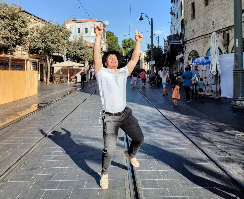 Glad jødisk ungdom på Jaffa street, sentralt i Jerusalem, få timer før kvelden kommer og familier samler seg til fest. I nærmere 2000 år ble jødene nektet å danse og glede seg i landet sitt. Nå er de frie til å være seg selv.
 Foto: Martin Gellein