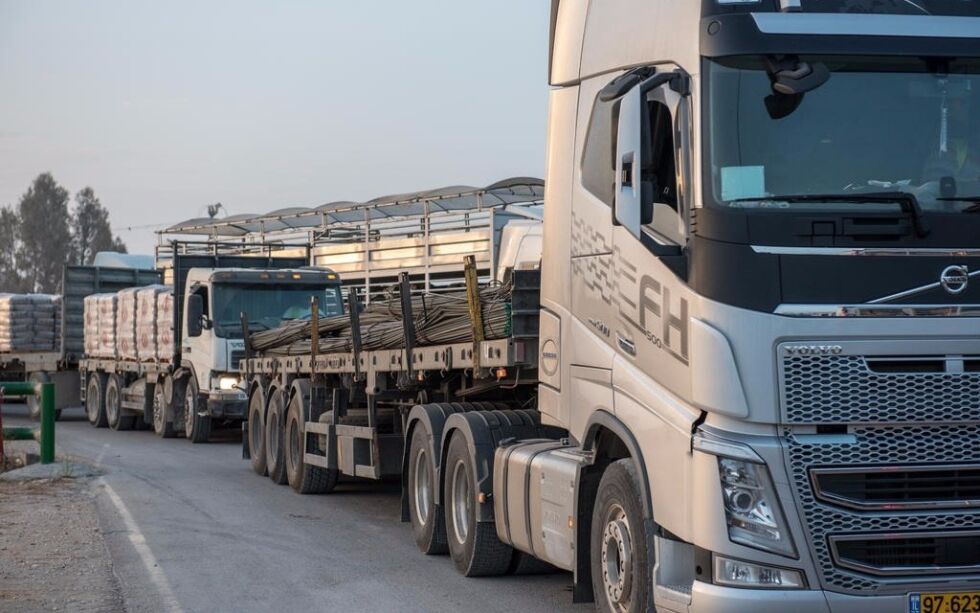 Israelske lastebiler som transporterer forsyninger og humanitet hjelp til folket på Gazastripen ble angrepet av terrorister i Kerem Shalom-krysset på grensen mellom Israel og Gaza.
 Foto: Kobi Richter/TPS