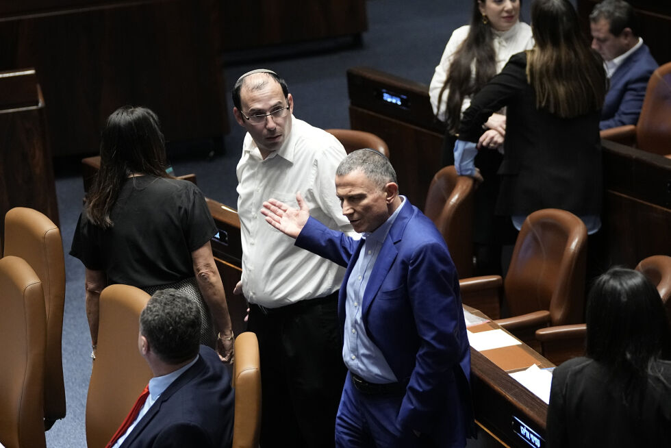 Foto: Simcha Rothman (til venstre) er leder av Knessets konstitusjons-, lov- og rettskomité.