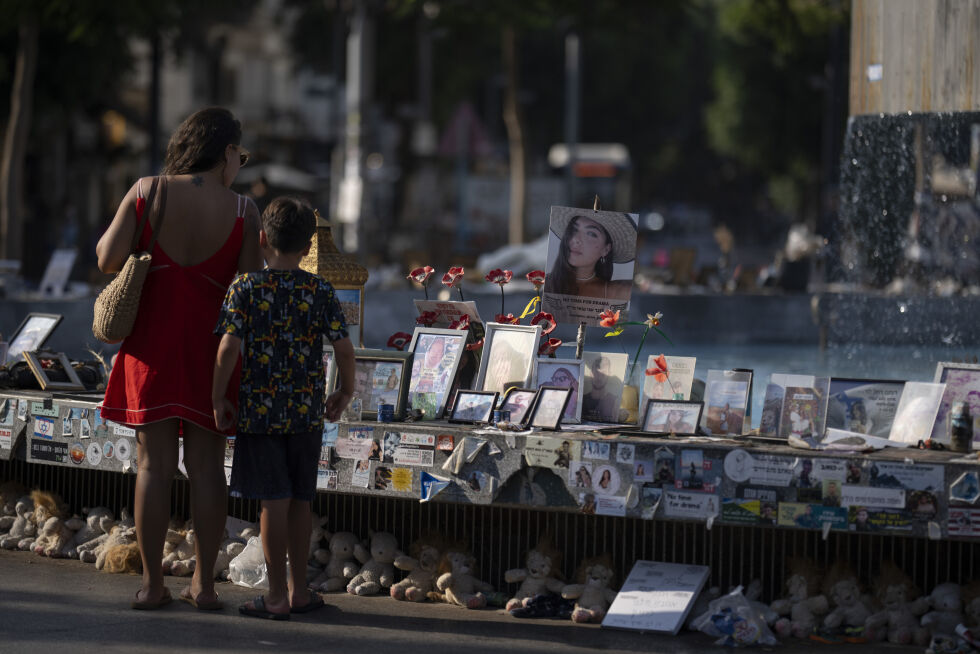 ISRAEL: På Gisselplassen i Tel Aviv er det bilder av de som ble drept eller tatt til fange av Hamas under terrorangrepet 7. oktober.
 Foto: NTB/AP/Leo Correa