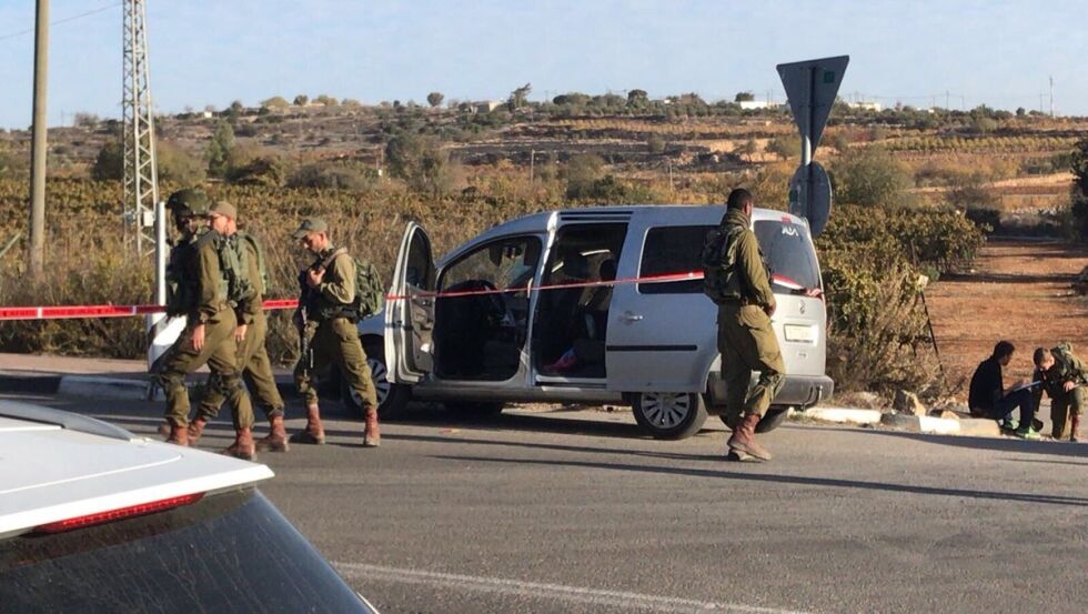 TERRORANGREP: Like sør for Jerusalem ble en palestinsk terrorist stanset fra å knivstikke israelske soldater etter at han hadde kjørt på to sivile menn med bil. Foto: Peter Lerner / IDF / Twitter