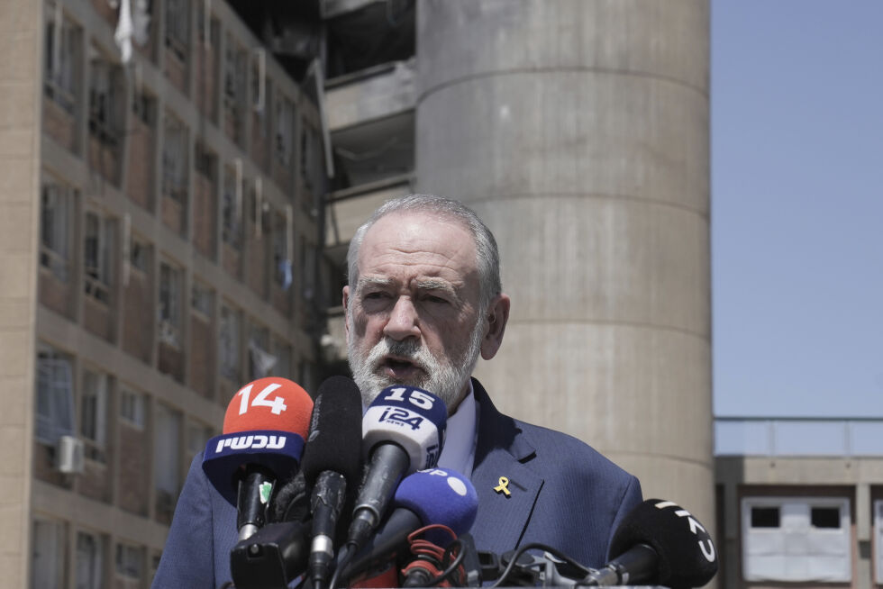 USAs ambassadør til Israel, Mike Huckabee, snakker med journalister utenfor en bygning ved Soroka Medical Center i Beersheba, Israel, som ble truffet av et iransk missil.
 Foto: NTB/AP/Maya Alleruzzo